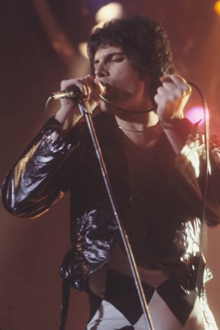 Freddie Mercury sur scène en 1977